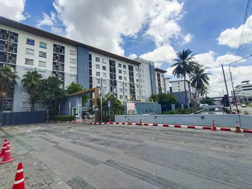 Plum Condo Bangyai Station .